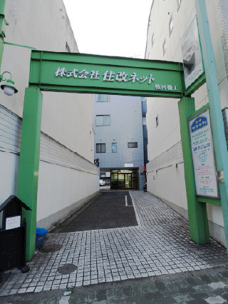 店舗入り口外観